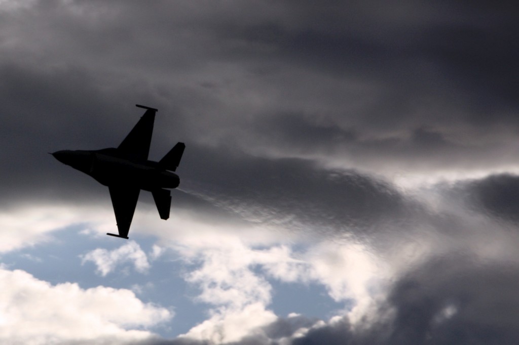 F16 silouette